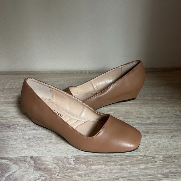 ADRIENNE VITTADINI Palmer Size 7 Faux Leather Wedge Pumps Women's Tan - Picture 2 of 10